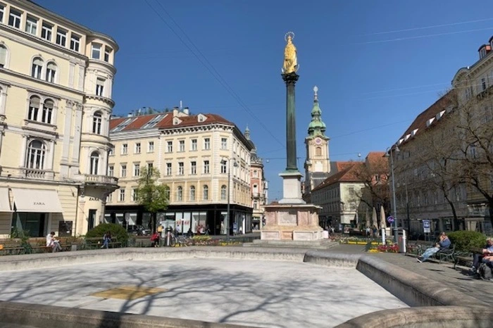 Alles wartet auf die Fontäne, wann kommt endlich das Wasser in den Brunnen Am Eisernen Tor. Naja, Hand aufs Herz: So viele warten eh nicht.