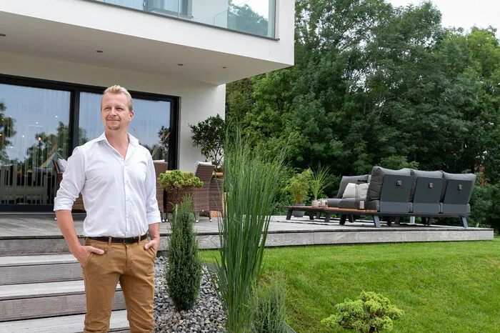 Andreas Hofer ließ sein Haus aus 50er-Ziegeln bauen. "Mit einem dicken Putz reicht das als Dämmung", sagt der Hausherr. "Wir haben ganzjährig ein gutes Wohnklima - im Sommer ist es angenehm kühl."