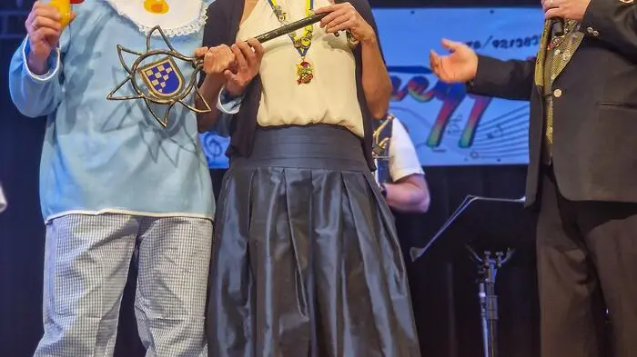 Jede Menge Cha-Cha-Cha, Polka, Spaß und kunterbunte Kostüme gab es beim 46. Rosenmontag-Ball für Seniorinnen und Senioren im „Roten Saal“ der Stadtgemeinde Spielberg.