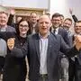 Wrießnig beim Jubel mit Parteifreunden | Freudentaumel herrschte am Wahlabend bei Wrießnig und seinen Parteifreunden von der ÖVP