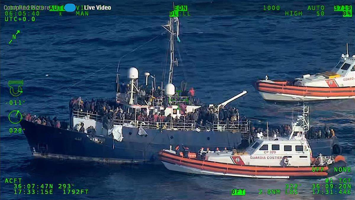 Die italienische Küstenwache ist mit der Rettung von insgesamt 1.200 Menschen auf See beschäftigt. 