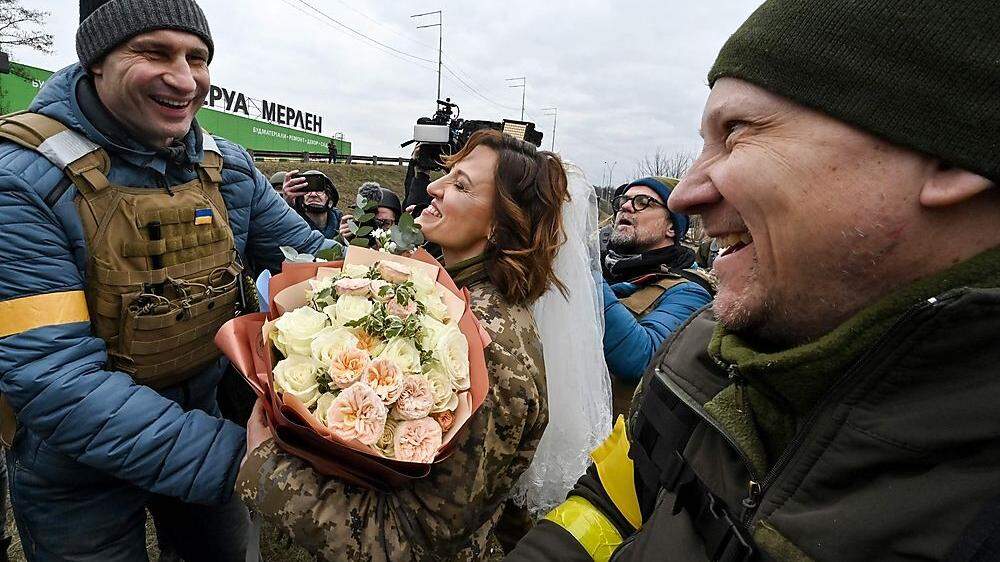 Die beiden Soldaten Valeria und Lesya haben an der Front geheiratet – Vitali Klitschko sorgte für Blumen