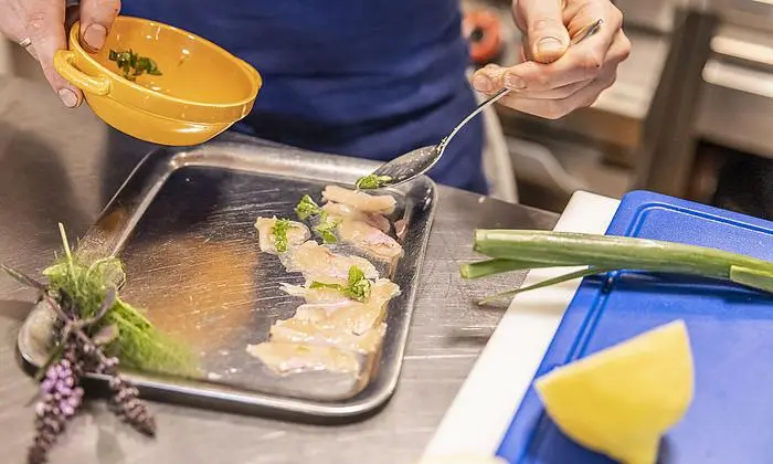 Eine schnelle sommerliche Vorspeise ist eine kleine Ceviche von der Seeforelle 