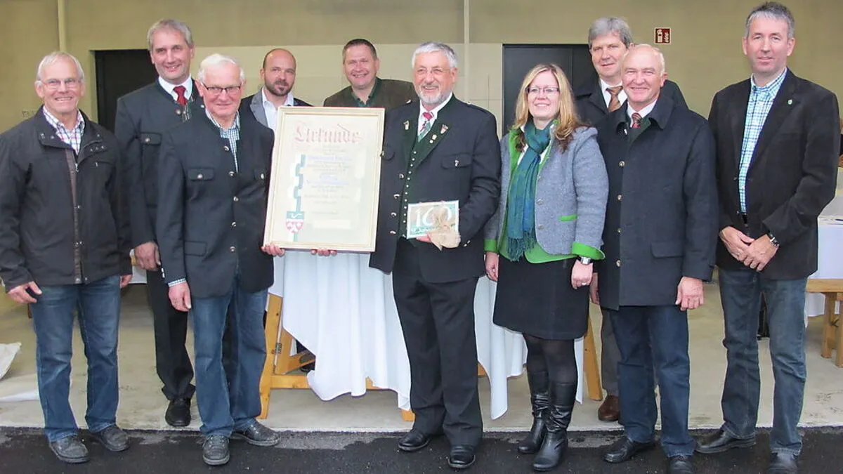 Die Verbandsvorstände bekamen von der Gemeinde St. Johann eine Urkunde und die neue Hausnummer überreicht