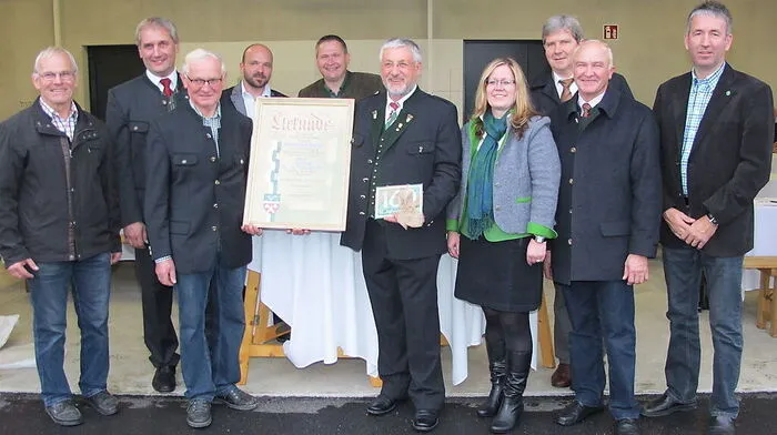 Die Verbandsvorstände bekamen von der Gemeinde St. Johann eine Urkunde und die neue Hausnummer überreicht