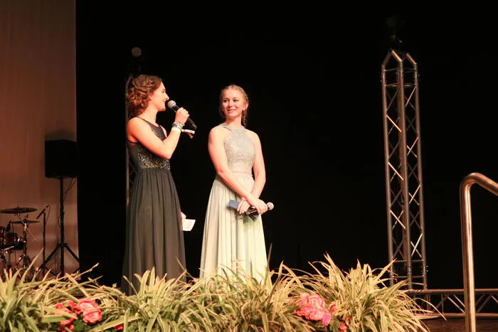 Der Ball wurde eröffnet von Lea-Sophie Franz und Miriam Ranner (v.l.).