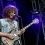Der Sänger der Band Wolfmother singt und spielt Gitarre