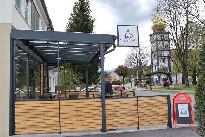 Nach einer Grundsanierung präsentiert sich das Kulturcafé im modernen, hellen Design mit direktem Blick auf die St.Barbara-Kirche.