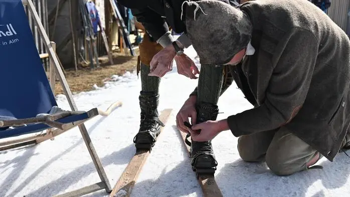Unter dem Motto „Wie anno dazumal“ versammelten sich die Skifahrer mit alten Skiern oder Bekleidung, die längst aus der Mode gekommen waren. Es konnten auch vor Ort Accessoires ausgeliehen werden. 