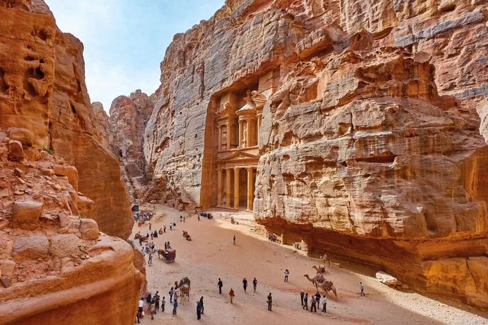 Jordanien. Die Leckerbissen eines Landes, aufgefädelt an einem 650 Kilometer langen Wanderweg. Der „Jordan Trail“ führt in gut einem Monat durch den Jordangraben, ans Tote Meer und vorbei an Kreuzfahrerburgen.