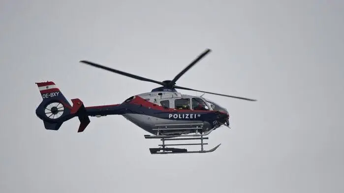 Man sieht einen Polizeihubschrauber in der Luft