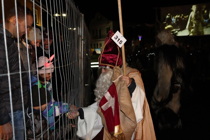 Neben Hexen, Krampussen und Engeln war auch der Nikolaus zu Gast und verteilte Süßigkeiten an die Kinder.