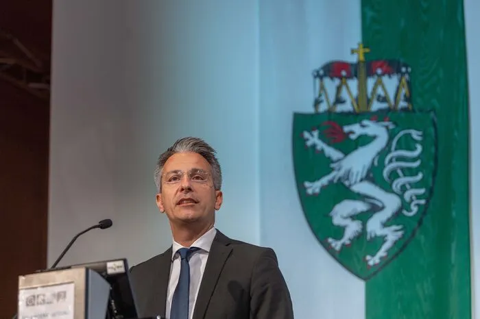Kurt Hohensinner (ÖVP): „Ja, wir haben unter Siegfried Nagl das mitangestoßen“, sagt ÖVP-Chef Kurt Hohensinner. Was es jetzt brauche, „ist ein umfangreiches Konzept, das Judith Schwentner vorlegen muss. Bis jetzt kenne ich nur Überschriften.“Dieser Gesamtentwurf dürfe aber nicht nur auf einzelne Gruppen wie die Radfahrer abzielen. „Wir warnen davor, das nur einseitig anzugehen“, so Hohensinner. Stattdessen brauche es neben Radwegen auch P&R-Plätze am Stadtrand, Anrainergaragen, den Ausbau des öffentlichen Verkehrs. „Und es braucht das Gespräch mit der Innenstadtwirtschaft. Ohne das wird es nicht gehen.“