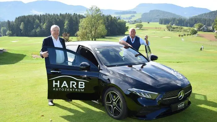 Josef Harb und Franz Steinbauer bei der Übergabe des neuen Mercedes am Golfplatz Almenland in Passail