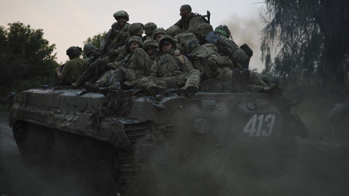 Ukrainische Soldaten auf dem Weg zur Front in Bachmut