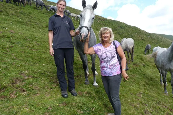 Redakteurin Andrea Kratzer (rechts) und Gerrit Korthals mit dem Patenfohlen Almerina.