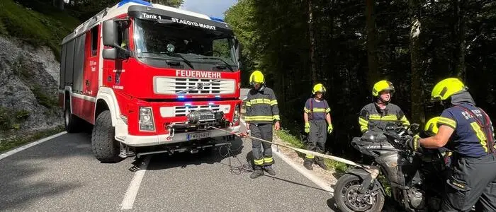 Die Feuerwehr kümmerte sich um die Bergung des Unfallfahrzeugs