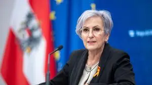 ABD0021_20251210 - WIEN - ÖSTERREICH: Justizministerin Anna Sporrer (SPÖ) am Mittwoch, 10. Dezember 2025, während des Pressefoyers im Rahmen eines Ministerrats im Parlament in Wien. - FOTO: APA/GEORG HOCHMUTH