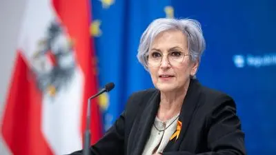 ABD0021_20251210 - WIEN - ÖSTERREICH: Justizministerin Anna Sporrer (SPÖ) am Mittwoch, 10. Dezember 2025, während des Pressefoyers im Rahmen eines Ministerrats im Parlament in Wien. - FOTO: APA/GEORG HOCHMUTH