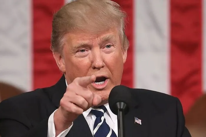 Jede Generation der Amerikaner reichte die Fackel der Gerechtigkeit weiter in einer Kette bis in die Gegenwart, diese Fackel   ist jetzt in unseren Händen und wir werden sie benutzen, um Welt zu erreichen. Ein neues Kapitel der amerikanischen Größe beginnt nun, ein neuer Nationalstolz erfasst unsere Nation, eine neue Welle von Optimismus bringt unmöglich geglaubte Träume in Reichweite