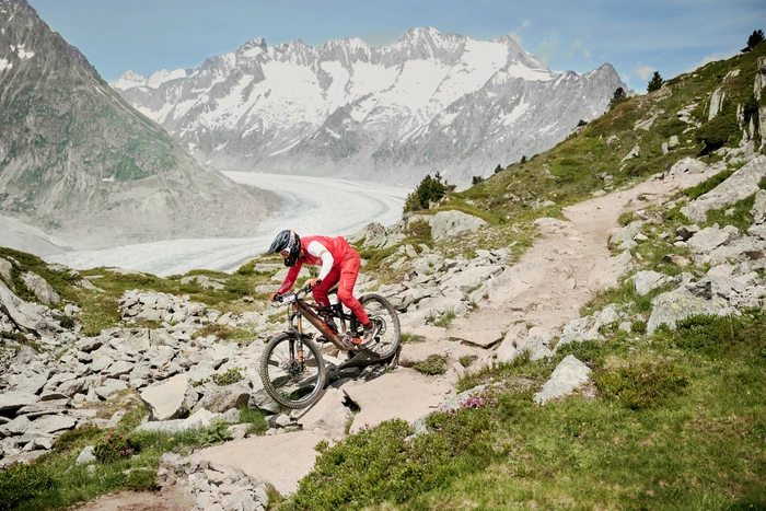 Das auf Trail-Performance optimierte ABS greift besonders in der ersten Bremsphase ein, um initiales Verbremsen zu minimieren. Beim Anbremsen sorgt das ABS Pro für Stabilität, danach nimmt die Regelung spürbar ab – zugunsten höchster Bremsperformance.