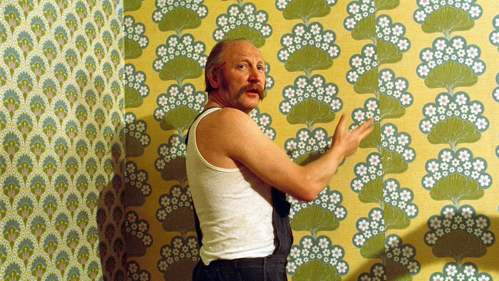 Als Edmund "Mundl" Sackbauer schrieb Karl Merkatz Fernsehgeschichte: In der Rolle des Wiener Elektrikers "Mundl" brillierte Merkatz von 1975 bis 1979 (Erste Folge "Salz der Erde") in der TV-Serie "Ein echter Wiener geht nicht unter". Geschrieben wurde die Serie von Ernst Hinterberger.