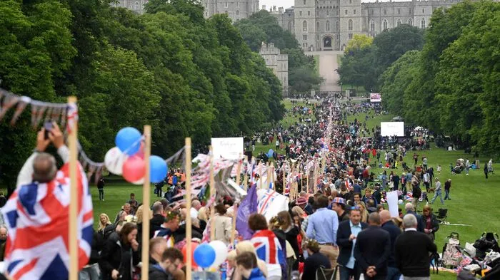 Die Briten wissen, wie man feiert: Mit einer riesigen Parade in London, Straßenfesten und landesweiten Picknicks feierte sie Tag 4 des 70. Thronjubiläum der britischen Königin Elizabeth II.