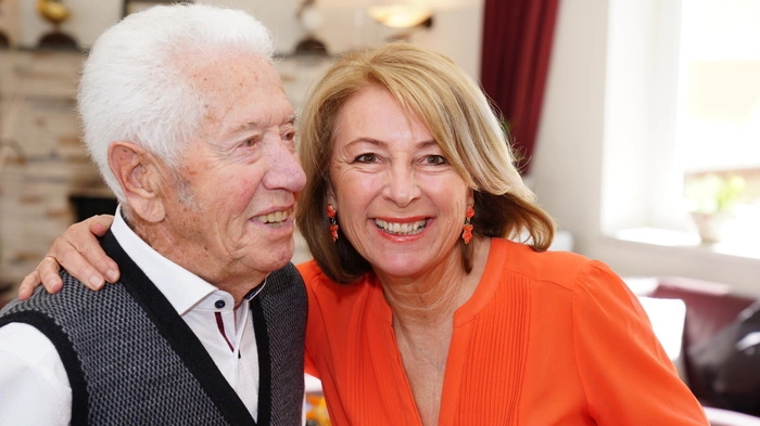 Zum Geburtstag lud Sepp Leyrer Familie, Freunde und Bergkameraden in den Postwirt in Seeboden. Der Jubilar mit seiner Tochter Riki Wassermann.