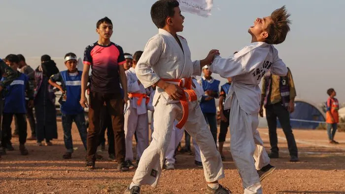 Bei den "Camp Olympics 2020" im syrischen Fuaa treten Buben aus zwölf verschiedenen Flüchtlingscamps in sportlichen Disziplinen wie zum Beispiel Karate gegeneinander an.