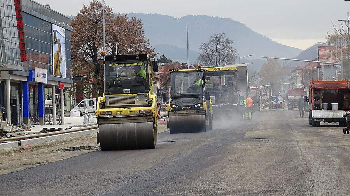 Am frühen Nachmittag wurde die zweite Fahrspur asphaltiert