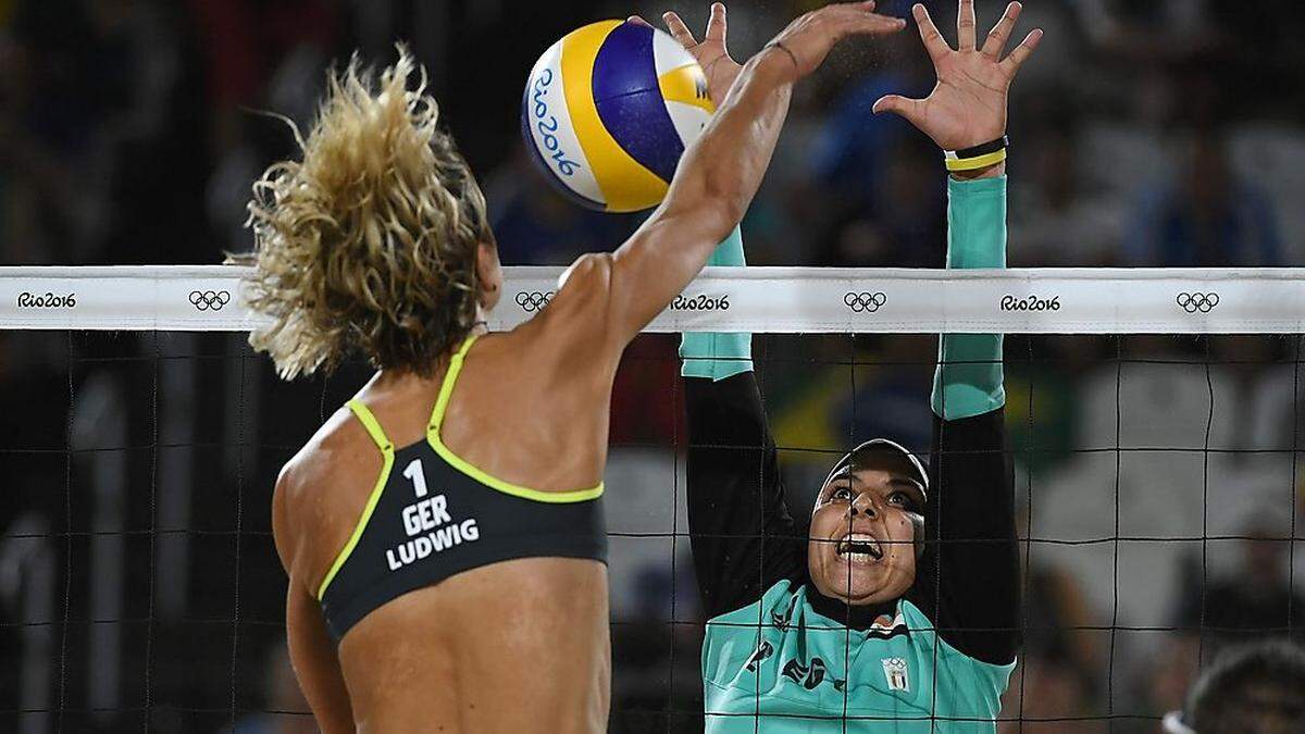 Doaa Elghobashy aus Ägypten sorgte mit ihrer Kollegen für Aufsehen beim Beachvolleyball