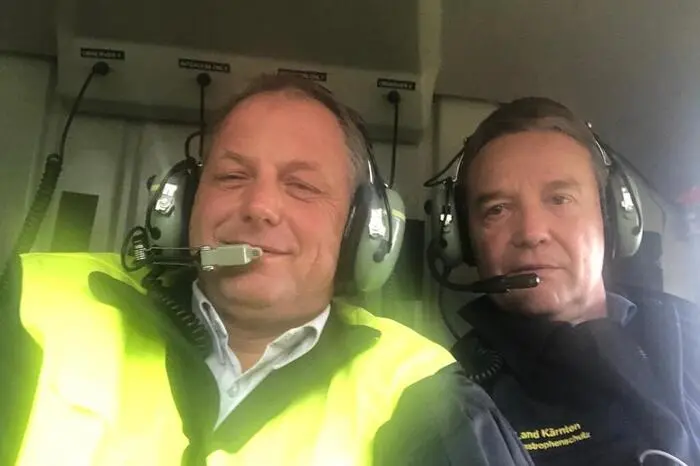 Bezirksfeuerwehrkommandant Friedrich Monai (links) bei einem Erkundungsflug mit Katastrophenschutz-Referent Horst Maier