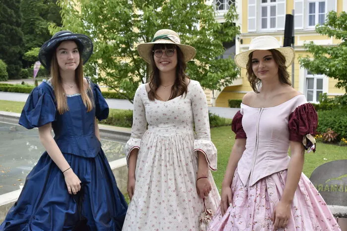 Puffärmel und Korsett: Nachdem das Biedermeierfest letztes Jahr nicht stattfinden konnte, führen die Biedermeierdamen dieses Wochenende ihre bezaubernden Kleider wieder aus.