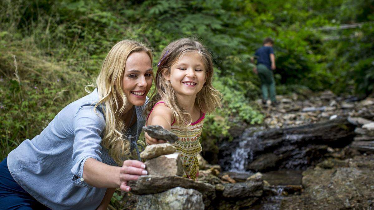 Stein auf Stein: Spielen in der Mini-Klamm an der Dr. Polak Quelle – ein nettes Platzerl