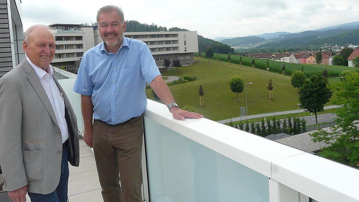 Franz Buchegger mit Geschäftsführer Günter Riedenbauer auf dem Saunadeck der Therme 