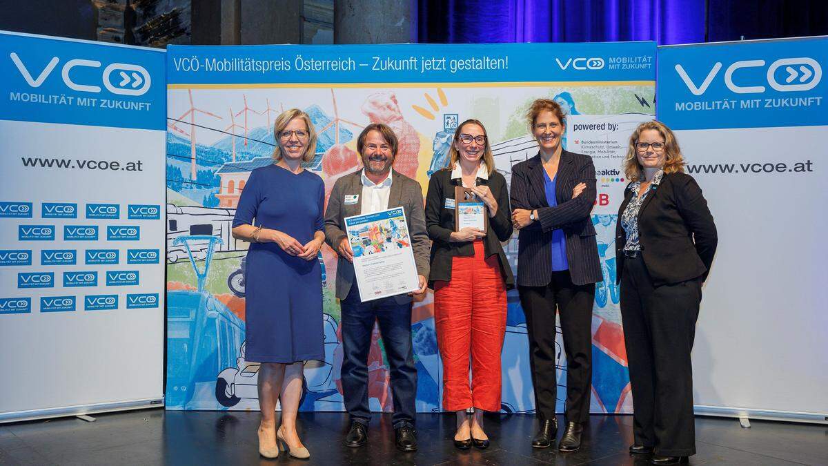 Bundesministerin Leonore Gewessler, Werner Madlencnik (Projektleitung Österreich und Geschäftsführer der Easy Drivers Radfahrschule), Maria Chiara Pizzorno (Projektleitung für IBIS), Sabine Stock (ÖBB Personenverkehr AG), Ulla Rasmussen (VCÖ-Mobilität mit Zukunft)