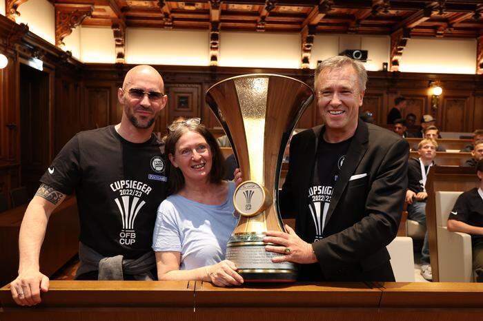 Christian Ilzer und Christian Jauk mit Bürgermeisterin Elke Kahr und dem Cuppokal