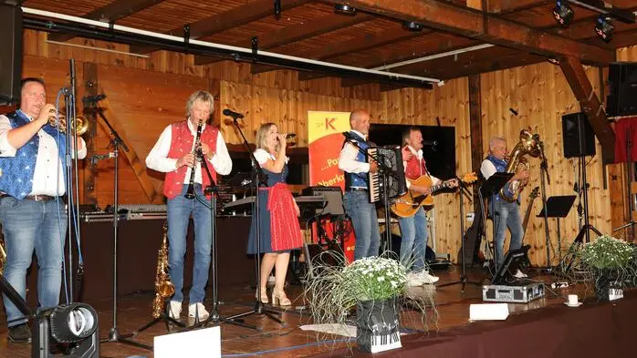 Mit dabei waren am Foto von links:  „Die Karawanken“ mit Werner Egger (Trompete), Bandleader Engelbert „Bert“ Stubinger, Sonja Kohlberger (Gesang), Jože Primožič (Akkordeon), Walter Regenfelder (Gitarre) und Josef Ebner alias „Bariton Sepp“.