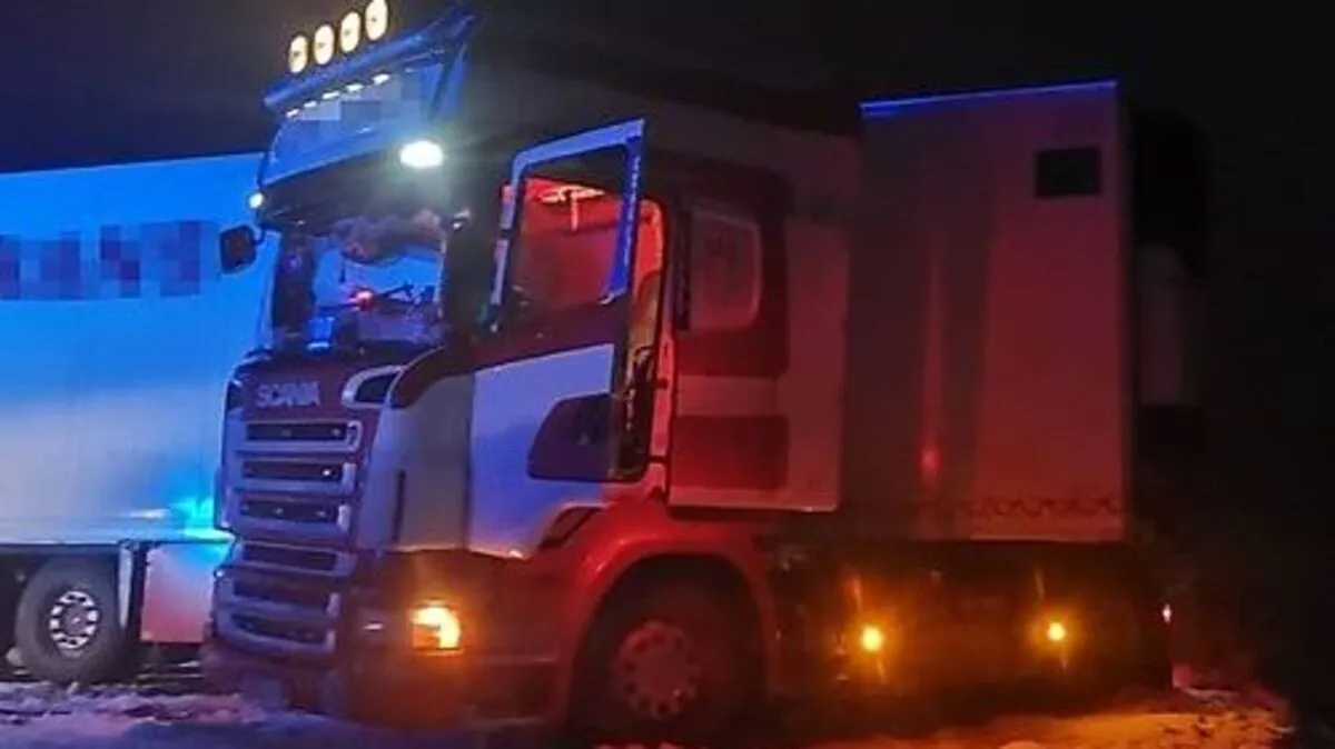 Der Sattelzug blieb im Töllergraben stecken