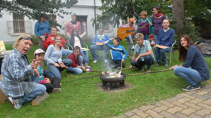 Betreuer und Betreute der Chance-B-Familienentlastung bei einem gemeinsamen Grillfest