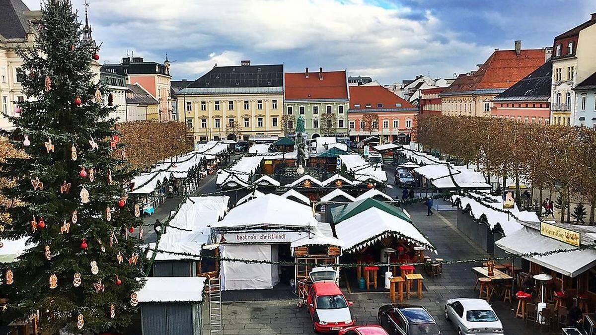 Rund 60 Standler bieten am Neuen Platz ihre Waren an