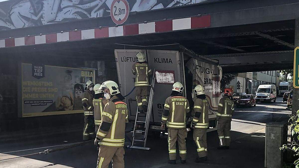 Klein-Lkw blieb unter Eisenbahnbrücke stecken