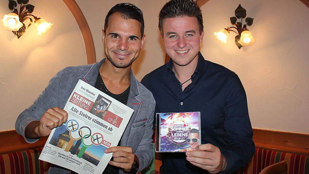 Sänger Daniel Düsenflitz (links) und Produzent Dominik Hemmer freuen sich über Platz eins in den iTunes-Charts