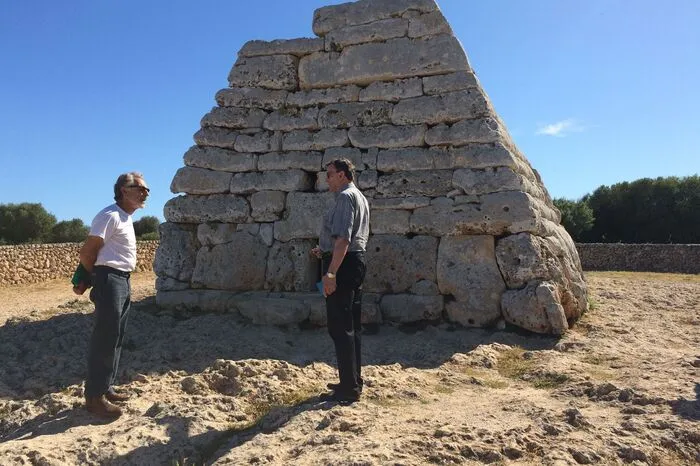 Die Ausgrabungsstelle "Naveta des Tudons" ist eine prähistorische Grabanlage bei Ciutadella. Sie hat die Form eines umgedrehten Schiffchens.
