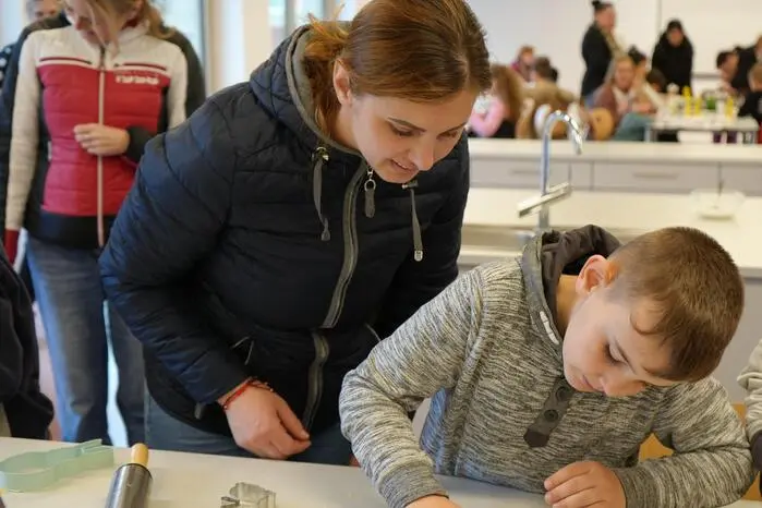 In einer Osterwerkstatt konnten Kinder selbst backen und basteln.