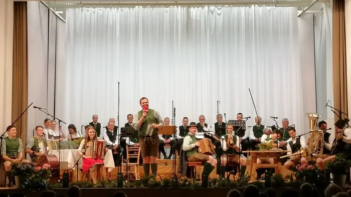 Lukas Neuhold von Greakariert begrüßt die Gäste