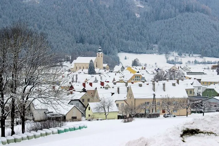 und blickte auf Bad St. Leonhard.