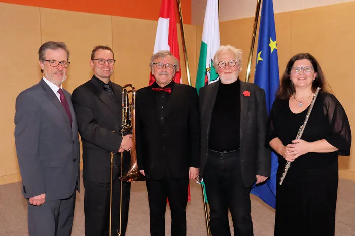 Umgesetzt wurde das Konzert durch die Marktgemeinde Mooskirchen mit dem Gemeinderat Edwin Reiter und seiner Gattin Petra, die beide Mitglieder des Orchesters sind, sowie Schwiegervater Hugo Orgl.