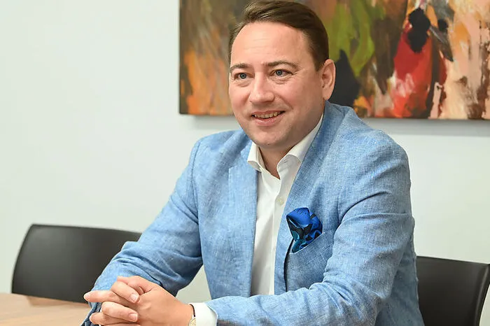 Manfred Haimbuchner wurde 1978 geboren und studierte ebenfalls Jus. 2006 - 2009 saß er für die FPÖ im Nationalrat, seit 2009 ist er Landesrat, seit 2010 Landesparteiobmann und seit 2015 Landeshauptmann-Stellvertreter.