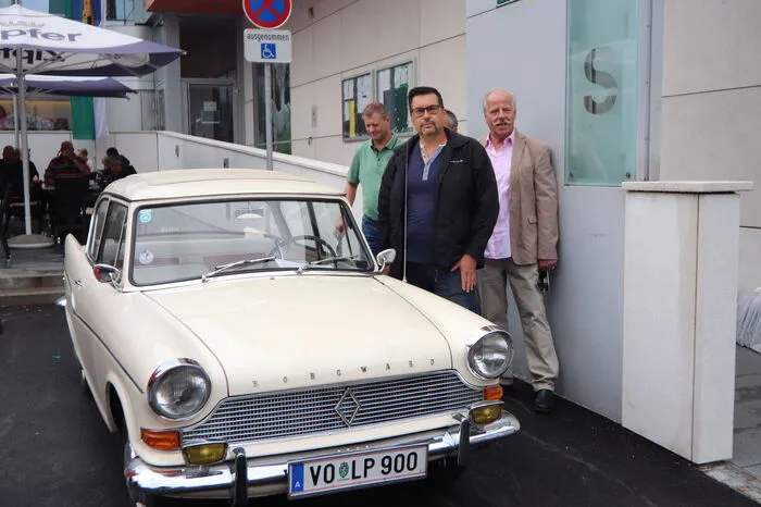 Die gesamte Innenstadt war eine Boxengasse und die Teilnehmer präsentierten beim Stopp ihre historischen Fahrzeuge. Die vielen Besucher konnten mit den Piloten persönliche Gespräche führen und viel über die chromblitzenden Raritäten erfahren.